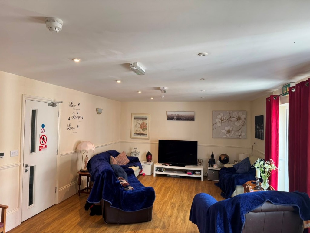 Lot: 172 - SUBSTANTIAL FREEHOLD 22-BEDROOM FORMER CARE HOME WITH POTENTIAL - Communal Lounge